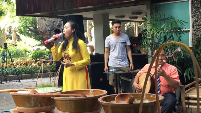 Thưởng thức nghệ thuật ẩm thực Phương Nam qua… ảnh - 3 Sẽ có khoảng 20 câu lạc bộ đờn ca tài tử của TPHCM luân phiên biểu diễn phục vụ khách trong suốt thời gian diễn ra liên hoan.