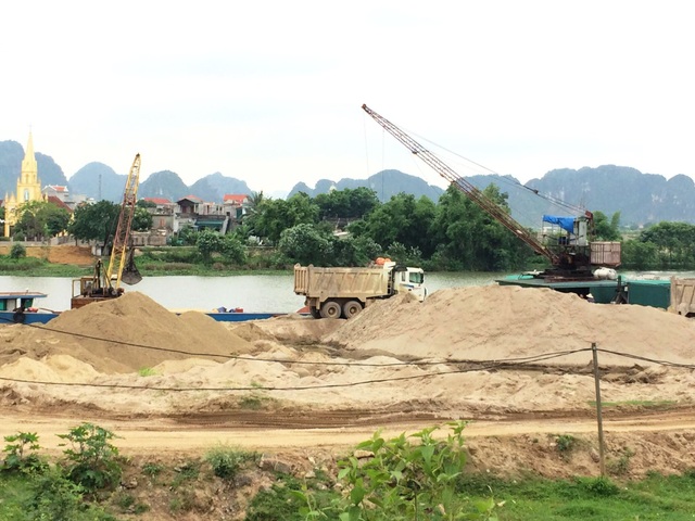 Bãi cát lậu khổng lồ tại xã Gia Phú vẫn ngang nhiên tung hoành sau chỉ đạo quyết liệt của UBND tỉnh Ninh Bình.