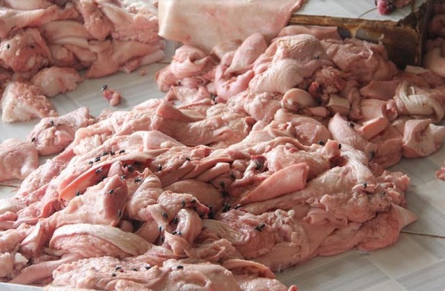 Thịt chuẩn bị chế biến vứt đầy dưới sàn nhà
