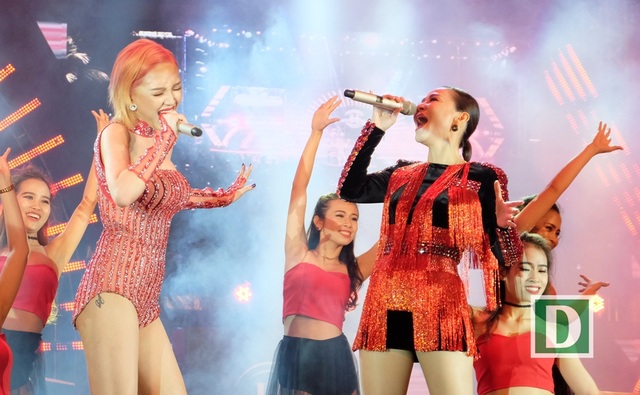 Tóc Tiên, Thu Minh lần đầu song ca nóng bỏng sân khấu Đà thành - 1 Biểu tượng sexy Tóc Tiên và nữ ca sĩ Đường cong Thu Minh lần đầu song ca trên sân khấu