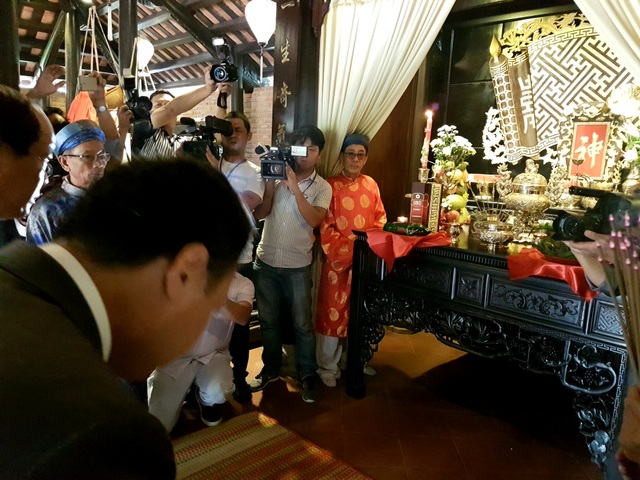 Khai mạc Festival Tơ lụa thổ cẩm Việt Nam - Châu Á 2017 - 3 Dâng hương Bà Chúa Tàm Tang