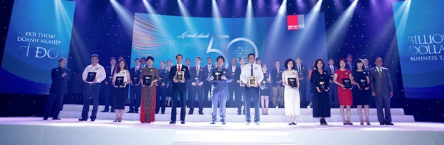 PNJ được vinh danh trong Top 50 công ty kinh doanh hiệu quả nhất Việt Nam 2016 - 3 Buổi lễ vinh danh Top 50 công ty Kinh doanh hiệu quả nhất Việt Nam 2016