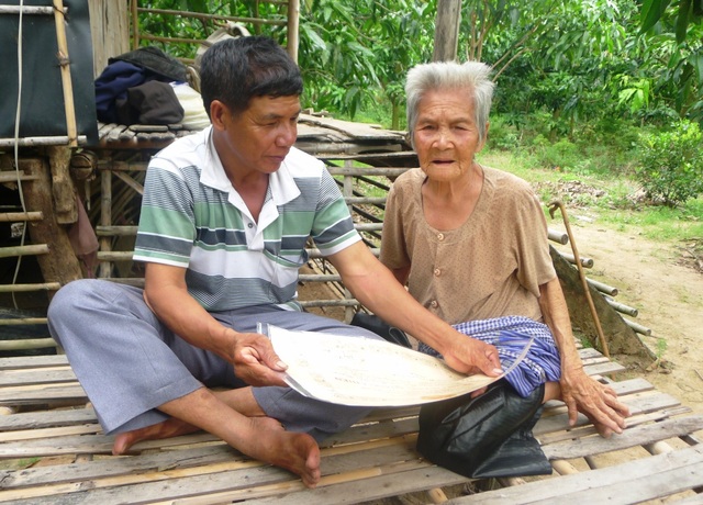 Sắp thanh tra vụ cả trăm huân, huy chương “ngủ” trong tủ hàng chục năm - 2
Ngày 10/6 vừa qua, ông Võ Văn Phước vô cùng bất ngờ khi được chính quyền địa phương mời lên trao Huân chương kháng chiến hạng Ba cho cha mẹ của ông.