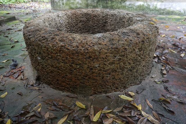 Báu vật giếng Chăm cổ xứ Đoài - 3
Cổ giếng có chiều cao 55cm, dày 13,5c. Đặc biệt, giếng được làm bằng đá ong từ cổ xuống đến đáy. Theo ông Bùi Vinh Thủy - thủ từ đình Đại Phùng, giếng do thợ người Chăm xưa tạo tác.