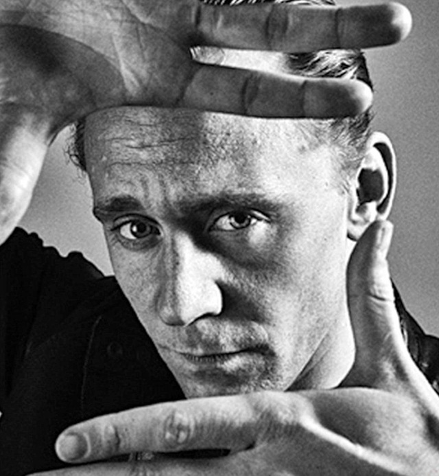 Bật cười khi “sao” cố tình làm mặt xấu - 3 Nam diễn viên “Kong: Skull Island” Tom Hiddleston có vẻ vẫn còn e dè không muốn phá tan hình ảnh tài tử đẹp trai nên chỉ tạo dáng chừng mực.