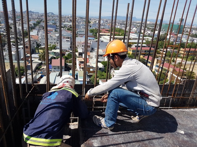 Gian nan ước mơ thành bác sĩ của nam sinh nhà khó - 3 Nhật Trình phụ với những người khác đóng cốp-pha để đổ bê tông