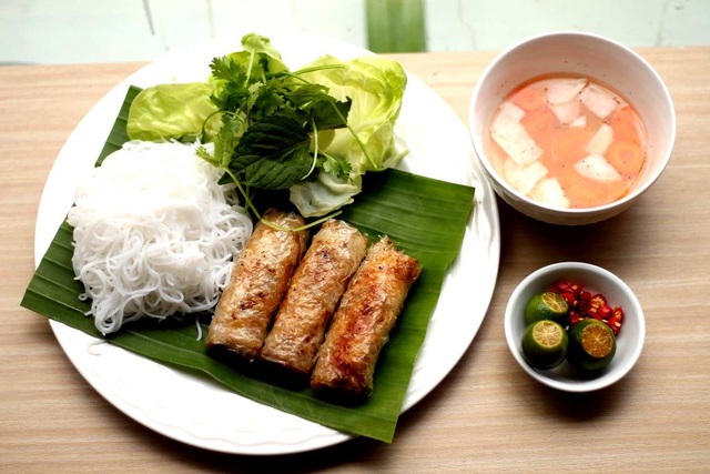 Món ngon từ lá chanh đậm chất Hà Nội giữa lòng Sài Gòn - 3 Một phần nem cua bể.
