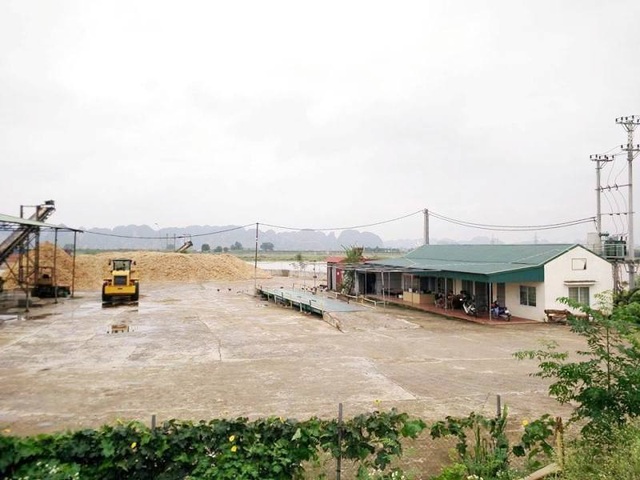 Ninh Bình: Dẹp bãi cát “lậu”, xưởng dăm gỗ “nhởn nhơ” hoạt động - 1 Xưởng chế biến dăm gỗ hoạt động không phép, vi phạm Luật Đê điều và Phòng chống thiên tại bên sông Hoàng Long, xã Gia Phú, Gia Viễn (Ninh Bình).