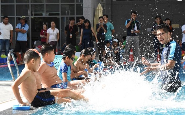Giải đấu phong trào có giải thưởng đến 2,8 tỷ đồng - 9 Ở môn bơi có 2 nội dung thi là bơi tự do, bơi ếch dành cho trẻ. Ngoài ra, các bé còn được hướng dẫn kỹ năng bơi lội, phòng chống đuối nước, nâng cao sức khỏe do trường Paul Sadler Swimland (Úc) phụ trách.