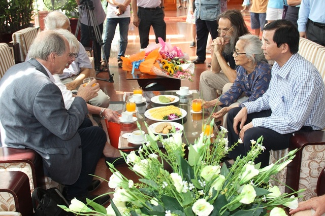 Giáo sư Nobel Vật lý đến Quy Nhơn nói chuyện về khoa học vũ trụ - 2 Ông Trần Châu - Phó chủ tịch UBND tỉnh Bình Định đón tiếp GS. Gerard ‘t Hooft, nhà Nobel Vật lý