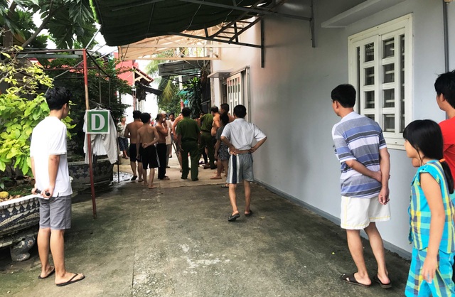 Nhóm côn đồ cầm dao, hung khí xông vào khu dân cư tấn công người dân - 1 Nhóm 4 đối tượng xông vào KDC dùng hung khí tấn công khiến người dân một phen bàng hoàng.