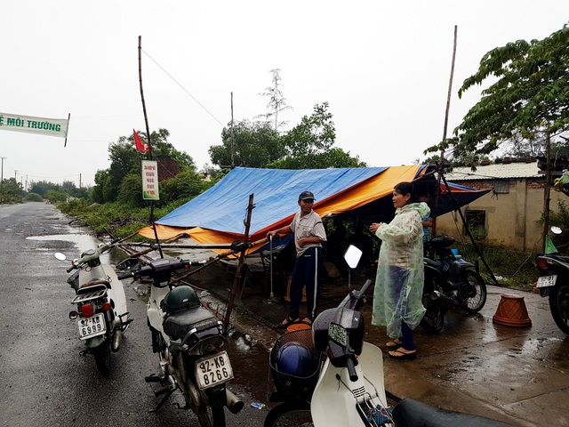 Nhà máy thép gây ô nhiễm: Dân yêu cầu di dời sớm - 3
Gần 1 tháng nay, người dân dựng lều không cho xe tải chở thép ra vào nhà máy