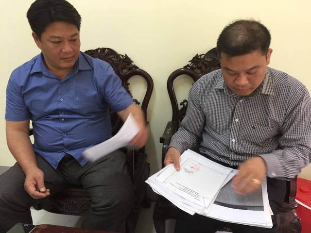 Trịnh Xuân Thanh có dấu hiệu tẩu tán tài sản từ sớm - 3
Các cán bộ Văn phòng Đăng ký đất đai tỉnh Vĩnh Phúc cung cấp thông tin, tư liệu cho Dân trí