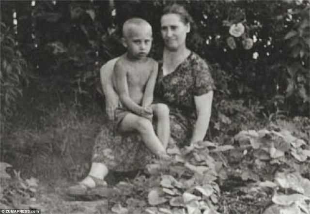 Ảnh hiếm của Tổng thống Putin thời trẻ - 2
Ông Putin chụp ảnh cùng mẹ, bà Maria Putina năm 1958. Ông là con trai thứ 3 trong gia đình. Hai người anh của ông đã mất trước khi ông chào đời.