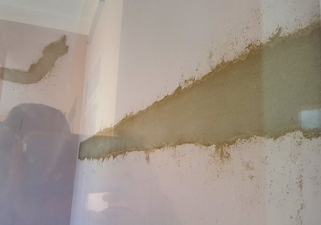 Nhà văn hóa tiền tỷ chưa bàn giao đã xuất hiện vết nứt - 3 Các vết nứt ở nhà văn hóa Tam Thanh được trám lại