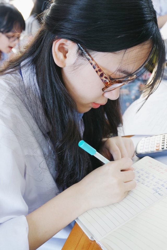 Đảng viên trẻ Trường Phan Bội Châu với ước mơ làm Đại biểu Quốc hội - 1 Bùi Thu Trang (SN 1999, học sinh lớp 12 C1, cựu học sinh Trường THPT chuyên Phan Bội Châu) trong một giờ học trên lớp.