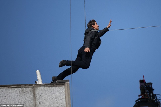 Tom Cruise gặp tai nạn trên phim trường “Nhiệm vụ bất khả thi 6” - 3 Vốn được biết đến với những pha hành động mạo hiểm, Tom Cruise hiện tại đang dồn sức thực hiện “Nhiệm vụ bất khả thi 6”. Hoạt động quay phim gần đây đã đưa anh tới Paris và London.