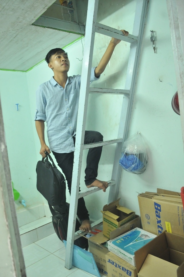 Thương cậu sinh viên mồ côi cha mẹ, khốn đốn vì bệnh suy thận mãn - 3 Để tiết kiệm, Na chỉ dám thuê căn phòng nhỏ thó như thế này. Tuy nhiên, mỗi lần muốn nghỉ ngơi, Na phải leo lên cầu thang thế này