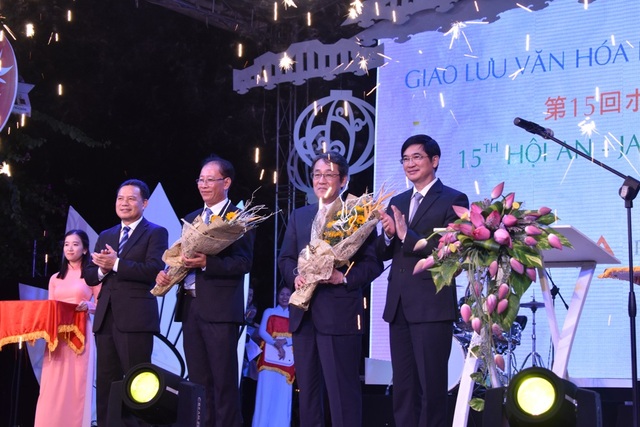 Ấn tượng đêm khai mạc giao lưu văn hóa Hội An - Nhật Bản - 3 Tặng hoa chúc mừng đêm khai mạc