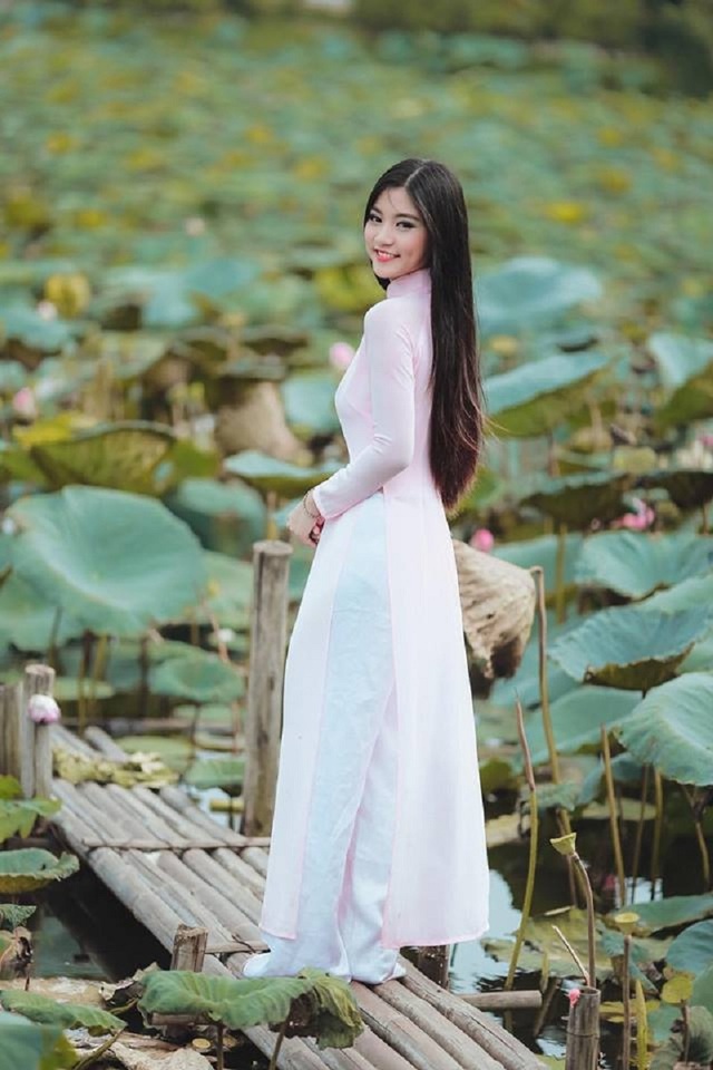 Khoảnh khắc nữ sinh Sài Gòn trong tà áo dài "đốn tim" dân mạng - 9 Khoảnh khắc nữ sinh Sài Gòn trong tà áo dài "đốn tim" dân mạng - 9