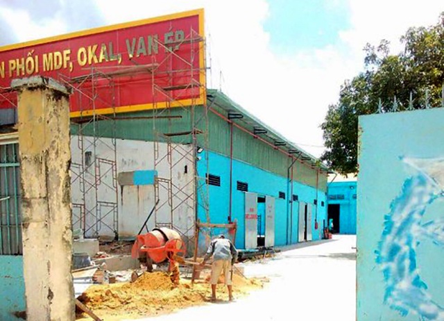 Vụ thi hành án kiểu “kì lạ”: Ngang nhiên đập phá tài sản bất chấp “lệnh cấm” của toà! - 2 Khảo sát thực tế vào ngày 31/8, tại khu đất 4.700m2 tại ấp Xuân Thới Đông 1 (xã Xuân Thới Thượng, huyện Hóc Môn), nhiều người vẫn đang đập phá, xây mới nhà xưởng bất chấp “lệnh cấm” của toà.