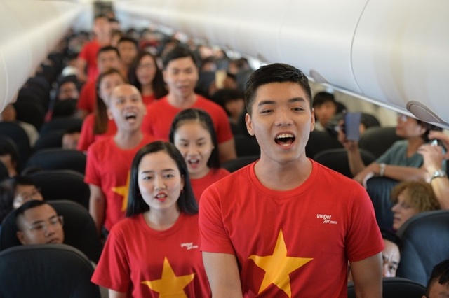 Gần 200 hành khách Vietjet cùng hát "Nối vòng tay lớn" mừng quốc khánh 2/9 - 3 Gần 200 hành khách Vietjet cùng hát "Nối vòng tay lớn" mừng quốc khánh 2/9 - 3