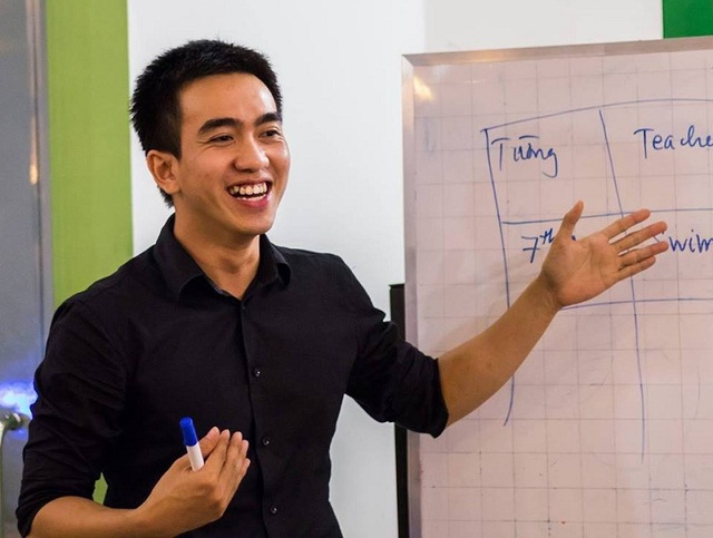 Thầy giáo trẻ truyền cảm hứng cho sinh viên "lạc lối" ở tuổi 22 - 2 Thầy Tường giải đáp thắc mắc của học sinh