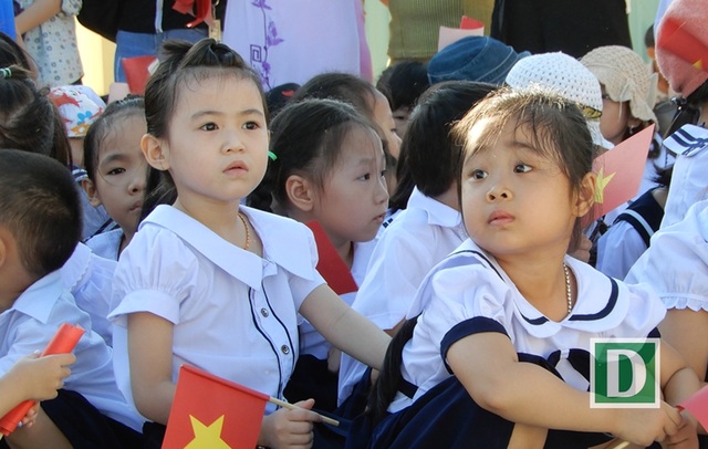 Ngộ nghĩnh bé lớp 1 trong ngày khai giảng - 5
Ánh mắt ngây thơ trước bao điều mới lạ