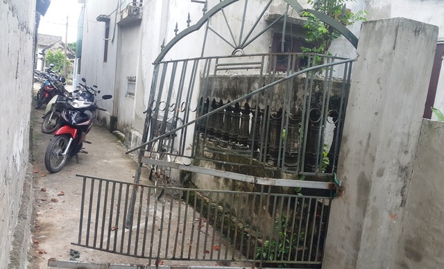 Công an thông tin vụ một gia đình bị hành hung, đập phá tài sản - 2 Cánh cổng sắt của gia đình ông Tiếu bị đập phá hư hỏng.