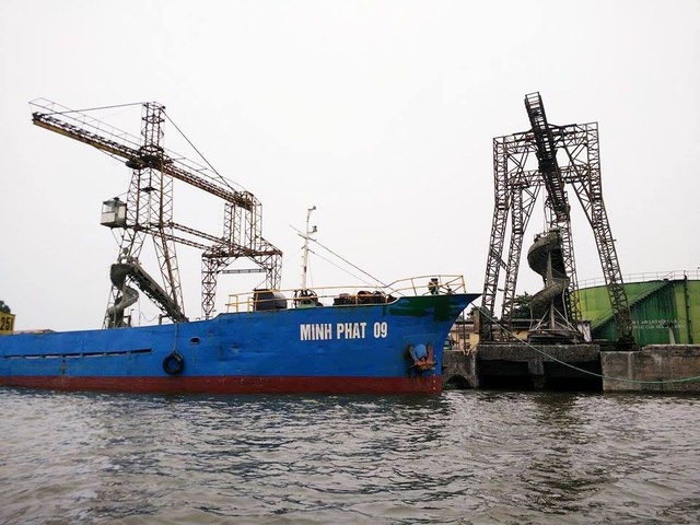 Ninh Bình “nhức nhối” vi phạm pháp luật đê điều! - 2 Cảng sông không được cấp phép xây dựng nhưng vẫn ngang nhiên hoạt động nhiều năm qua ngay sát mép sông Đáy đoạn quan thành phố Ninh Bình.