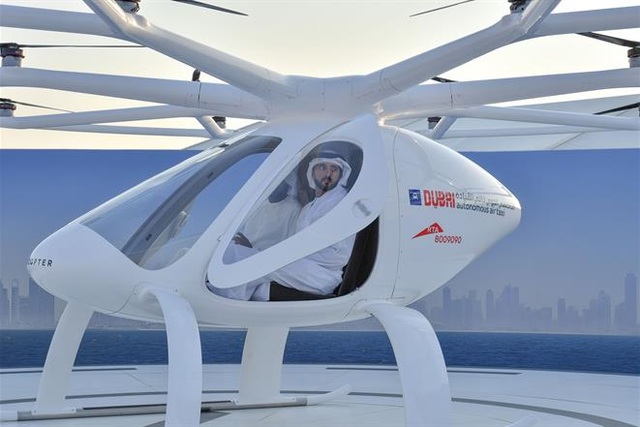 Dubai đã bắt đầu thử nghiệm mô hình "taxi bay" không người lái - 3 Thái tử Hamdan bin Mohammed thử nghiệm trên chiếc taxi bay của AAT.