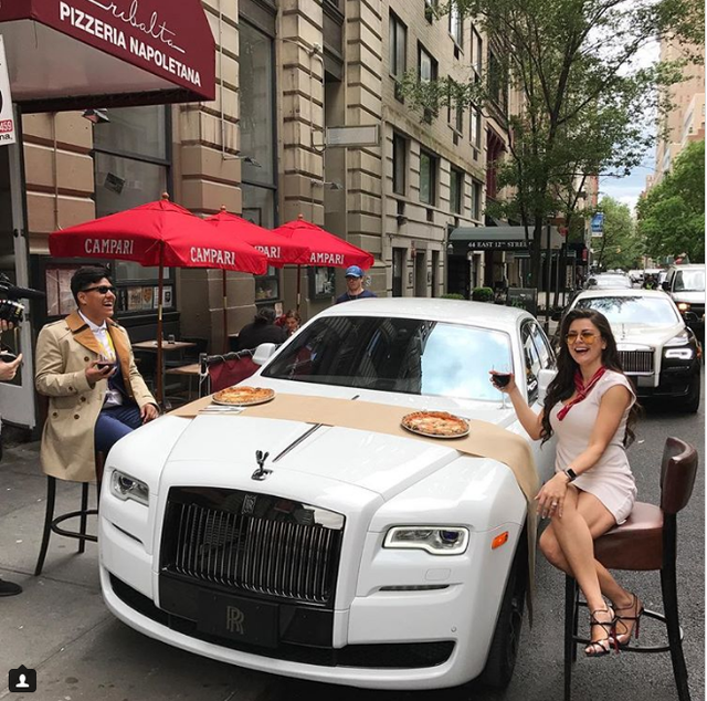 Thanh niên nhà giàu ăn chơi tận hưởng nốt cuối hè - 3 Dùng bữa trên xe Rolls –Royce sang trọng.