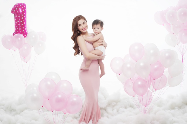 Á hậu Diễm Trang hạnh phúc viên mãn sau 2 năm lấy chồng Việt kiều - 6 Sau cuộc thi Hoa hậu Việt Nam 2014, người đẹp sinh năm 1991 không phải gặp áp lực về kinh tế, cô lui về hậu trường để chăm sóc tổ ấm và sinh con gái. Giờ đây khi con cứng cáp hơn, Diễm Trang được chồng ủng hộ quay lại làng giải trí và theo đuổi đam mê của mình.