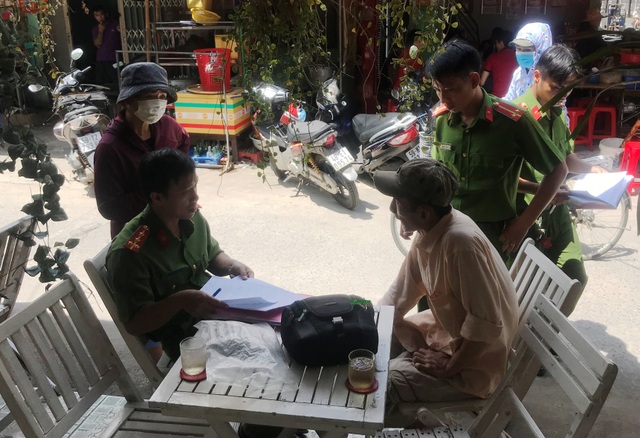 Gã thanh niên cầm gạch đánh chết người sau va chạm giao thông - 2 Anh Tâm (người đi cùng với nạn nhân Long) đang tường trình vụ việc cho CQĐT Công an quận Gò Vấp.