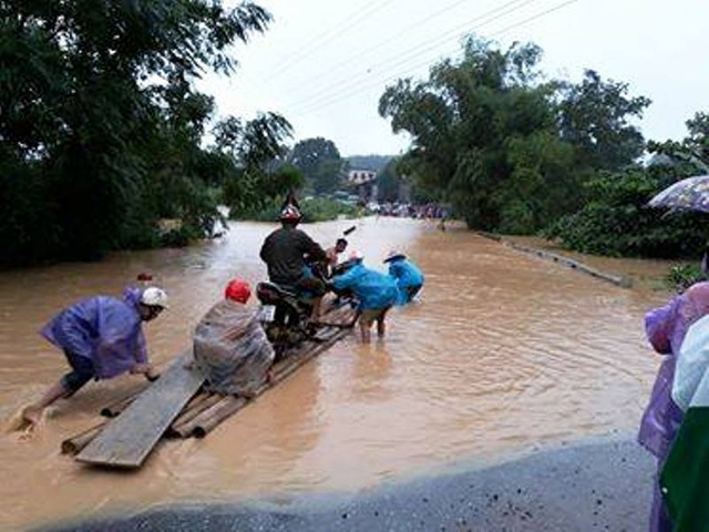 Hòa Bình: Hơn 200.000 học sinh nghỉ học vì mưa lũ - 1
Mưa lũ khiến đường bị cô lập, học sinh ở Hòa Bình không thể đến trường.
