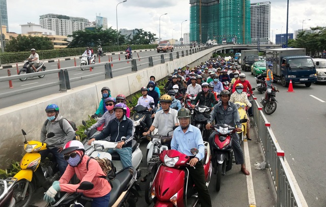 Xe tải mất lái trước hầm Thủ Thiêm, giao thông hỗn loạn - 4 Giao thông qua hầm Thủ Thiêm theo hướng từ quận 1 sang quận 2 bị ùn ứ suốt gần 1 giờ.