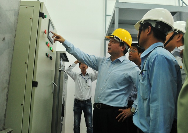 Bộ trưởng TN-MT trực tiếp thị sát, đồng ý cho Lee & Man hoạt động chính thức - 2
Bộ trưởng Trần Hồng Hà kiểm tra rất kỹ các khu vực, hệ thống xử lý nước thải
