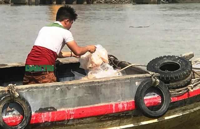 Hai tàu container tông nhau trên sông, người dân lao ra "hôi của" - 5
Rất đông người dân đã tranh nhau vớt cá basa đông lạnh trôi ra từ thùng hàng container.