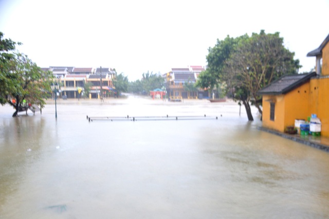 Nước dâng nhanh, Hội An chuẩn bị tinh thần cho cấp báo động khẩn! - 3 Cầu An Hội bên kia sông Hoài đã ngập sâu