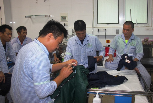 Bão "nuốt chửng" 9 tàu hàng, thuyền viên kể hành trình sống sót thần kỳ - 2 Các thuyền viên sống sót kỳ diệu sau khi bị bão số 12 nuốt cả tàu và người