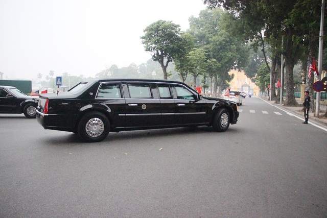 Người Hà Nội háo hức xem xe “quái thú” của Tổng thống Trump trên phố - 18 Đoàn xe của Tổng thống Donald Trump đi qua Lăng Chủ tịch Hồ Chí Minh.