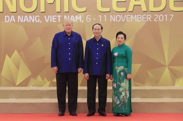 Những ngày bận rộn của Tổng thống Mỹ Donald Trump tại Việt Nam - 3
Tổng thống Trump mặc trang phục APEC Việt Nam 2017 dự lễ đón chính thức các nhà lãnh đạo APEC do Chủ tịch nước Trần Đại Quang chủ trì chiều ngày 10/11. (Ảnh: Ủy ban Quốc gia APEC 2017)
