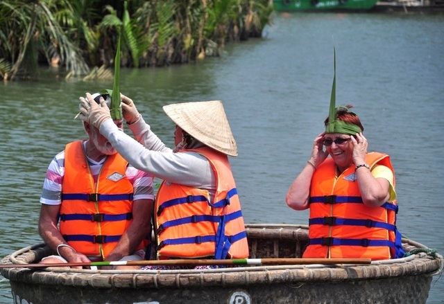 Hội An bán vé tham quan rừng dừa nước Bảy Mẫu - 3 Hành động bứt lá dừa làm đồ lưu niệm sẽ bị cấm để bảo vệ dừa