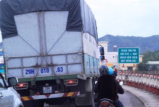 Tài xế “chơi chiêu” dùng tiền lẻ mua vé, trạm thu phí “tê liệt” - 5 Giao thông qua trạm gặp khó khăn