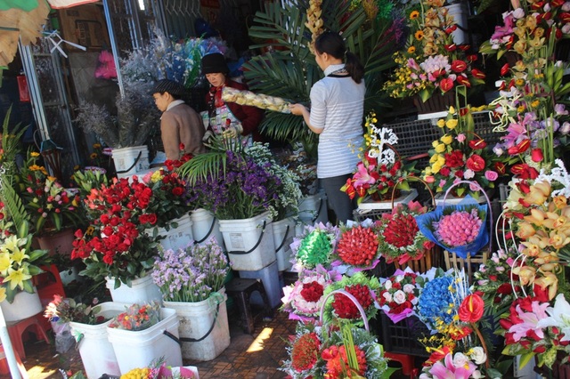 Cận lễ 20/11, hoa tươi Đà Lạt tăng giá nhẹ - 2 Tại các cửa hàng hoa giá cũng chỉ tăng khoảng 30% so với ngày thường