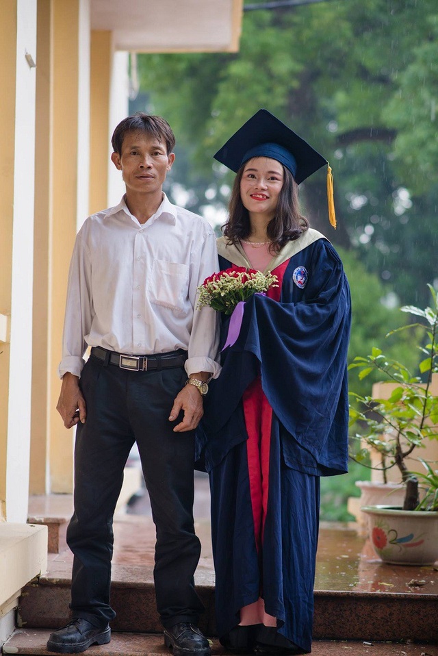 Câu chuyện cảm động về bộ ảnh kỷ yếu bên cha - 5
Trong đầu cô sinh viên năm cuối, hình ảnh người cha ngồi tập viết “bằng một bàn tay không cảm giác - bàn tay mang khuyết tật sau một tai nạn khi đi làm, để có thể kí tên vào tờ giấy bố đi làm cho con” khiến sống mũi Lan cay xè mỗi lần bố nhăn lên vì đau.