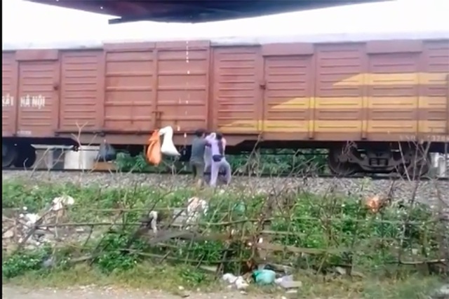 Kỳ lạ cảnh người dân “gửi rác” theo các đoàn tàu - 2 Nhiều bao tải rác được người dân cố treo vào thành tàu hỏa (ảnh cắt từ clip)