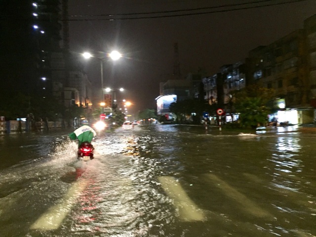 Mưa lớn kéo dài, nhiều tuyến đường Huế biến thành sông - 3 Đường Đống Đa luôn là con đường ngập đầu tiên khi mưa lớn kéo dài