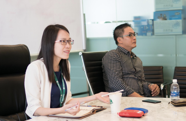 Một ngày làm CEO tại Manulife Việt Nam - 2 CEO một ngày – Chương Bùi tham dự cuộc họp Ban Giám đốc dưới sự dẫn dắt của CEO Paul Nguyễn