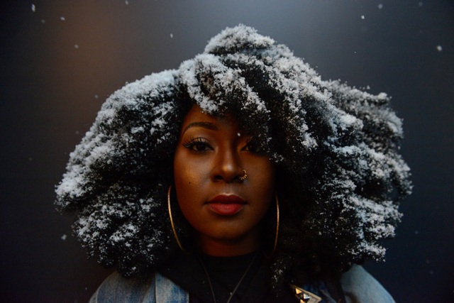 Người phụ nữ có tên Kandy Freeman tham gia một sự kiện bênh vực cho quyền bình đẳng của người Mỹ gốc Phi, diễn ra ở thành phố New York, Mỹ. Sự kiện diễn ra ngoài trời, mái tóc cô Kandy phủ đầy bông tuyết. (Ảnh chụp ngày 14/1)
